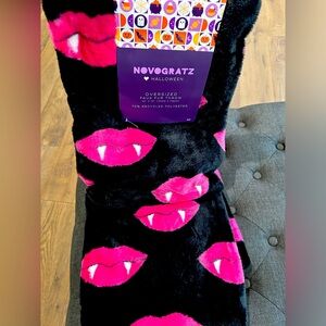 Fang lips throw Blanket Tik Tok viral Amazing Novogratz NWT